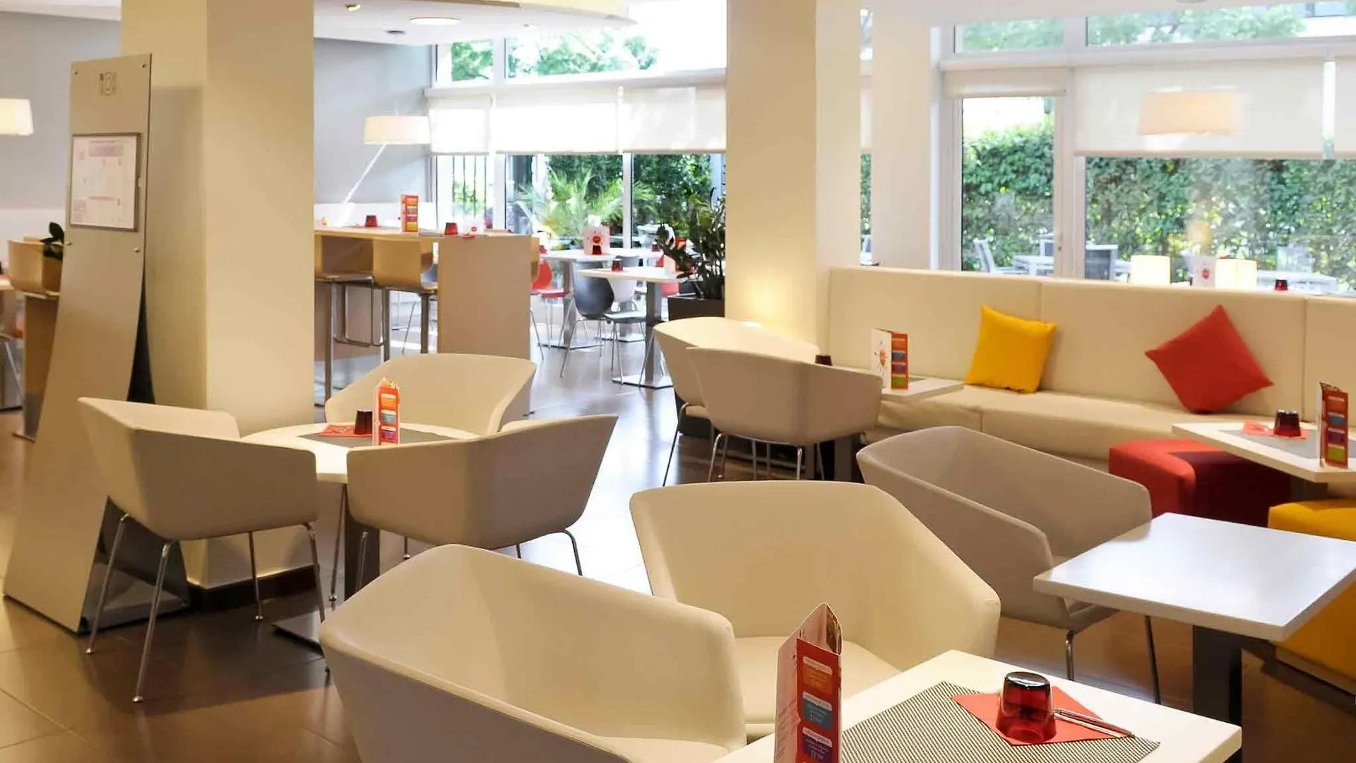 Ibis Cornella Hotel Cornella de Llobregat 2*,